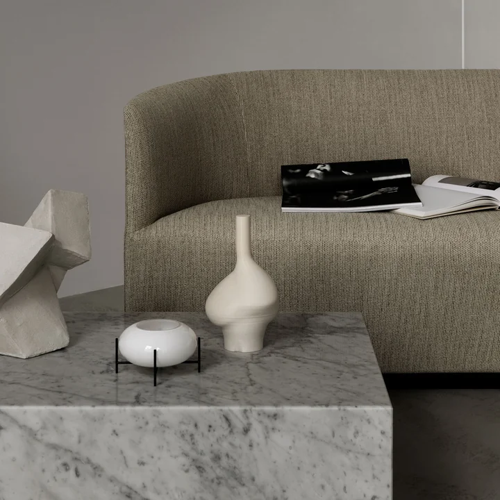 Échasse Hurricane theelichthouder van Audo op de salontafel