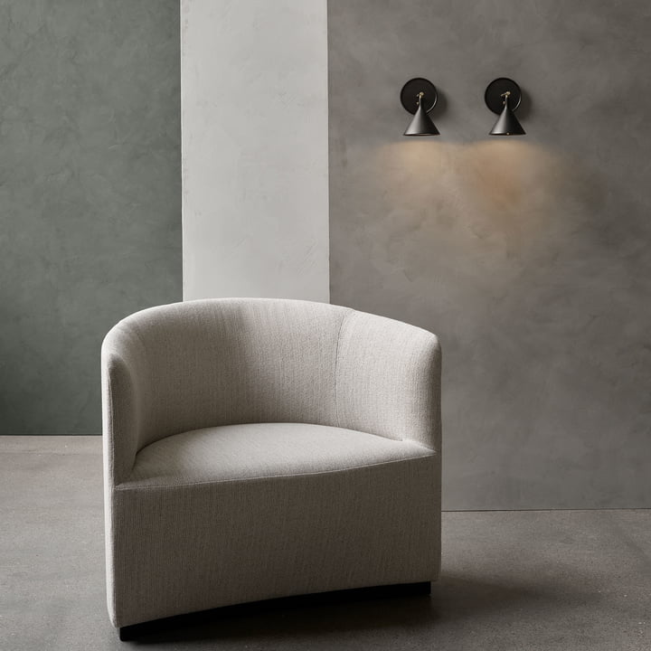 Cast Sconce wandlamp van Audo naast de fauteuil als leeslamp