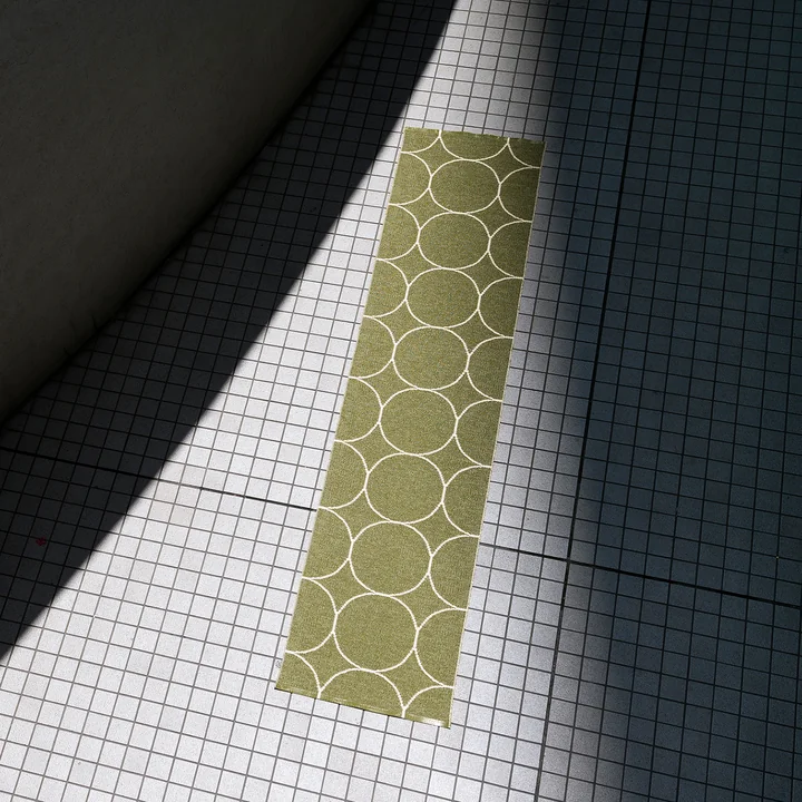 Boo omkeerbaar tapijt, 70 x 300 cm in donkere olijf / vanille van Pappelina 