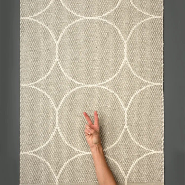 Boo omkeerbaar tapijt in linnen / vanille van Pappelina 