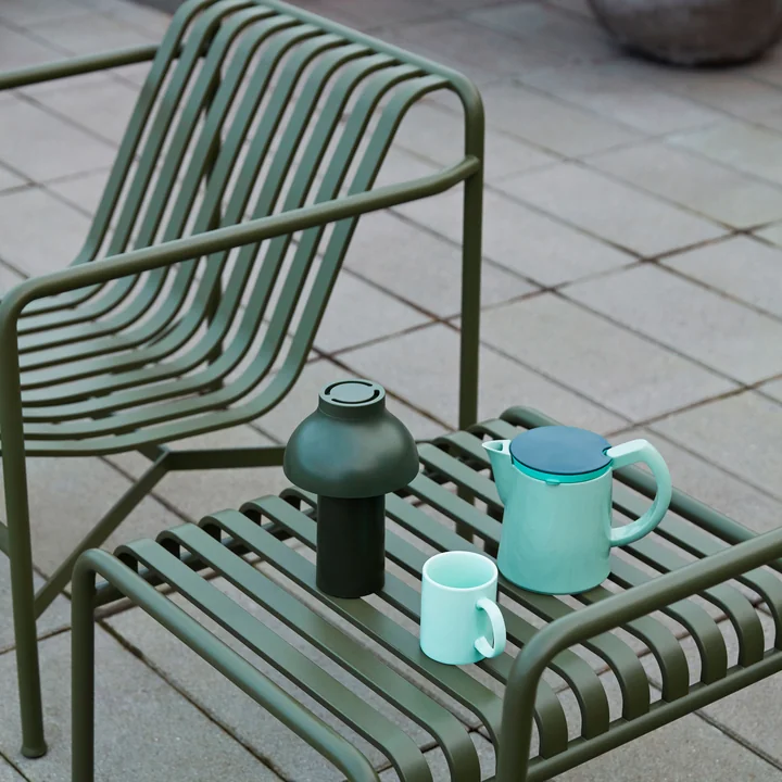 Palissade Lounge Chair Low met voetenbankje, PC Portable LED-lamp, Rainbow beker en Sowden koffiezetapparaat van HAY