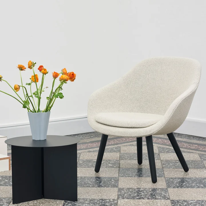 About A Lounge Chair AAL 82 met gleuf Tafel Rond van HAY