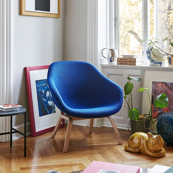 Over een loungestoel AAL 83 en Rebar Bijzettafel rond van HAY