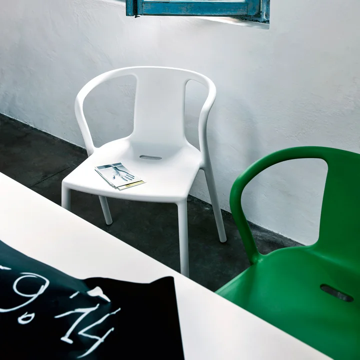 Air fauteuil van Magis aan tafel