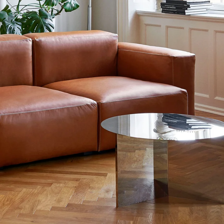 Slit Table Round met Mags Soft Sofa by HAY