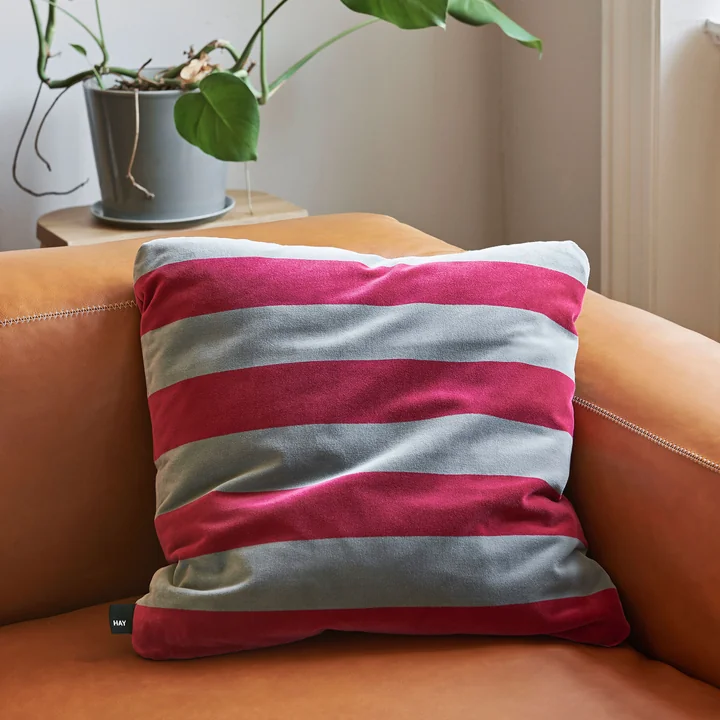 Soft Stripe Cushion en Mags Soft Sofa van HAY