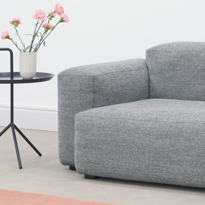 Mags Soft Sofa, porseleinen vaas en bijzettafel DLM van Hay