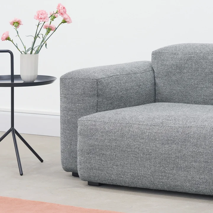 Mags Soft Sofa, porseleinen vaas en bijzettafel DLM van HAY
