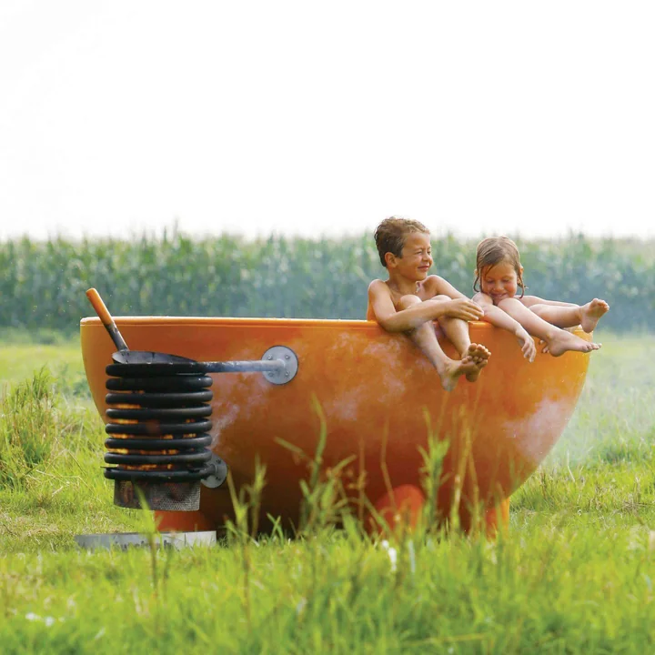 Dutchtub Origineel van Weltevree op de weide in de open lucht