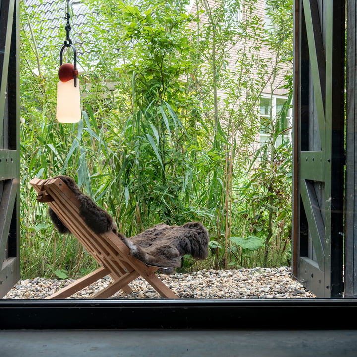 Fieldchair met schapenvacht van Weltevree in de tuin