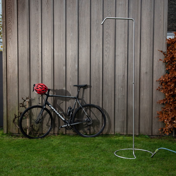 Kronkelige tuindouche van Weltevree in de tuin 