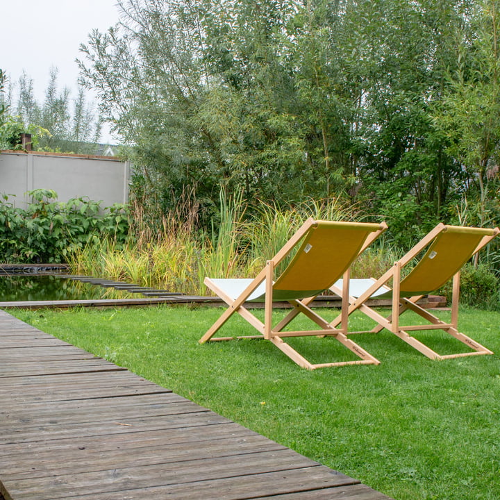 Strandstoel van Weltevree in de tuin 