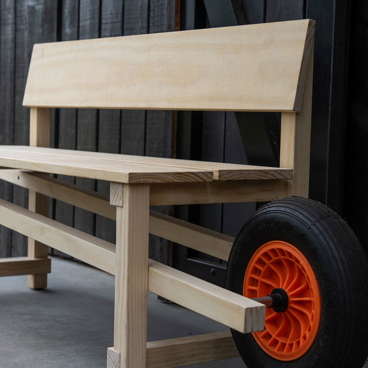 Wheelbench van Weltevree voor de deur van het huis