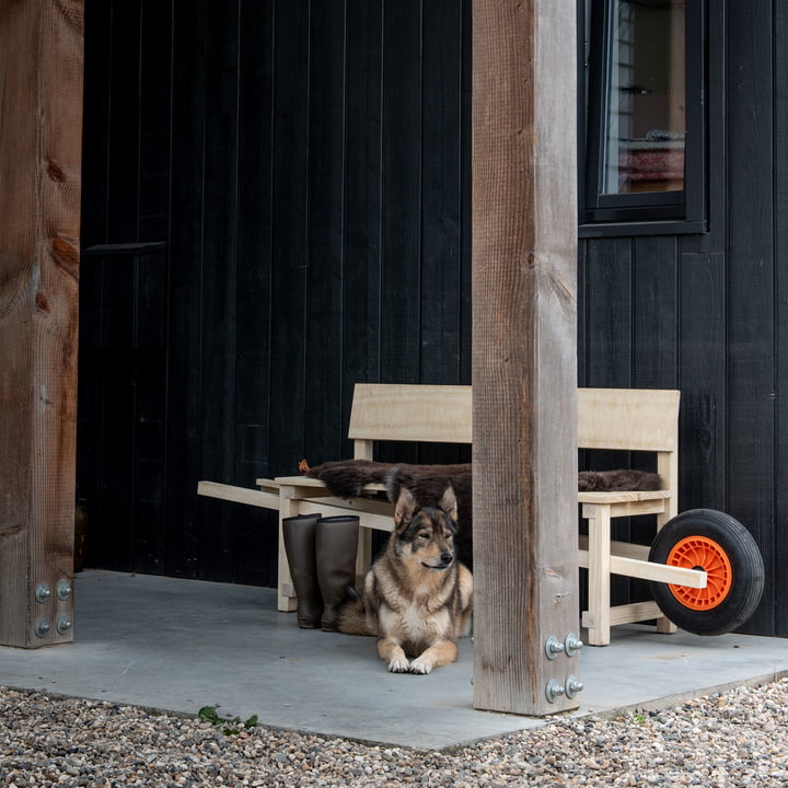 Wheelbench van Weltevree met schapenvacht voor de deur van het huis