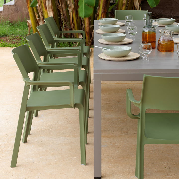 Rio uittrekbare tafel van Nardi met stoelen op het terras