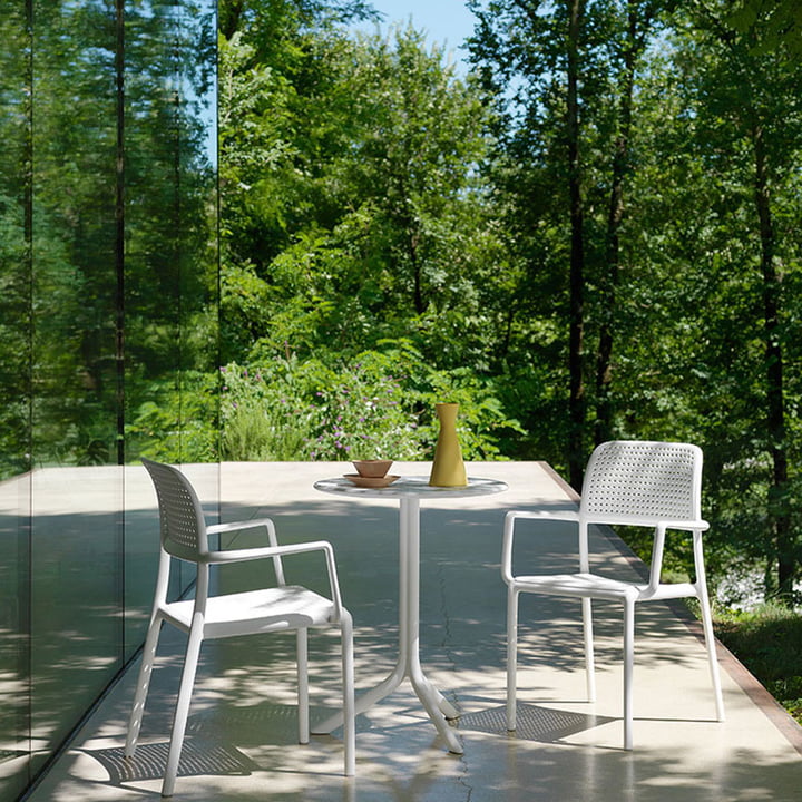 Bora fauteuil en Step tafel van Nardi in de tuin