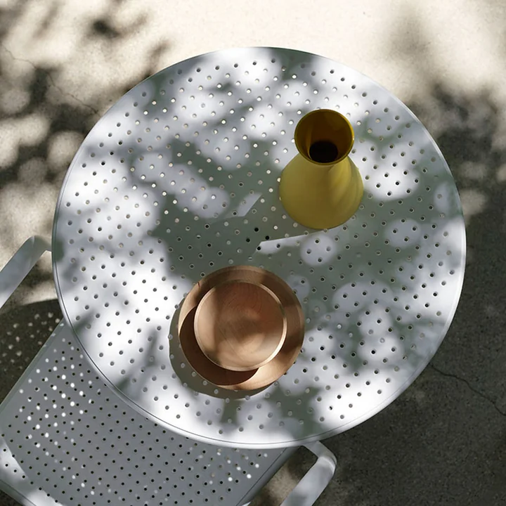 De Step tafel van Nardi met serviesgoed