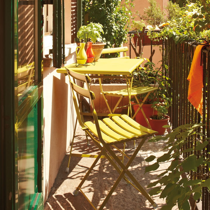 Arc en Ciel Klaptafel en klapstoel van Emu op het balkon.