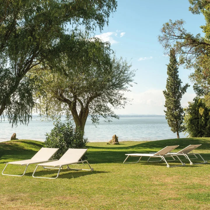 Snooze zonnebank in wit van Emu in het park in het park