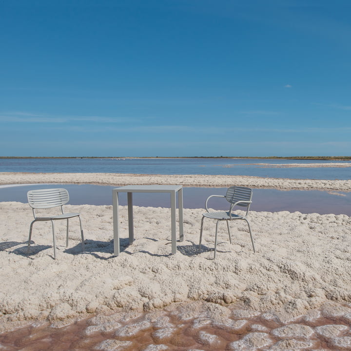 Mama-stoel uit Emu op het strand