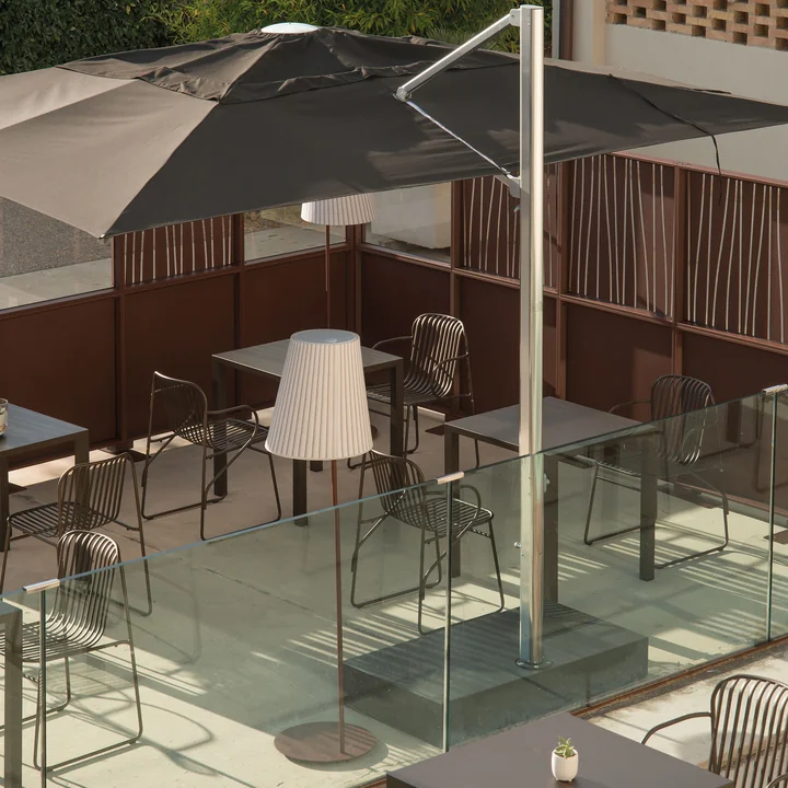 Riviera stoel en tafel door Emu in restaurant