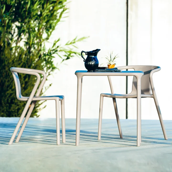 Air tafel buiten, 65 x 65 cm in beige en Air armleunstoel van Magis op het terras