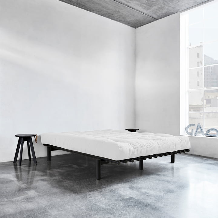 Pace bed van Karup Design met krukje naast het bed