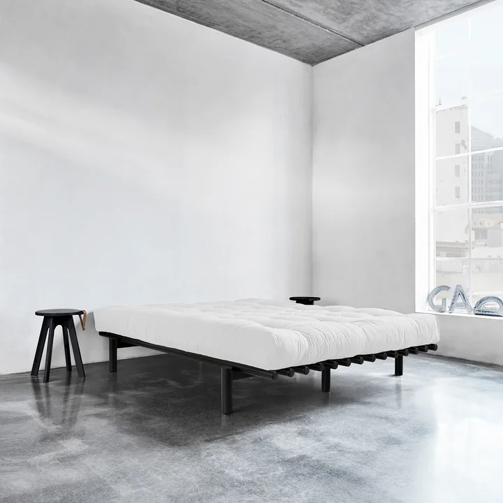 Pace bed van Karup Design met krukje naast het bed
