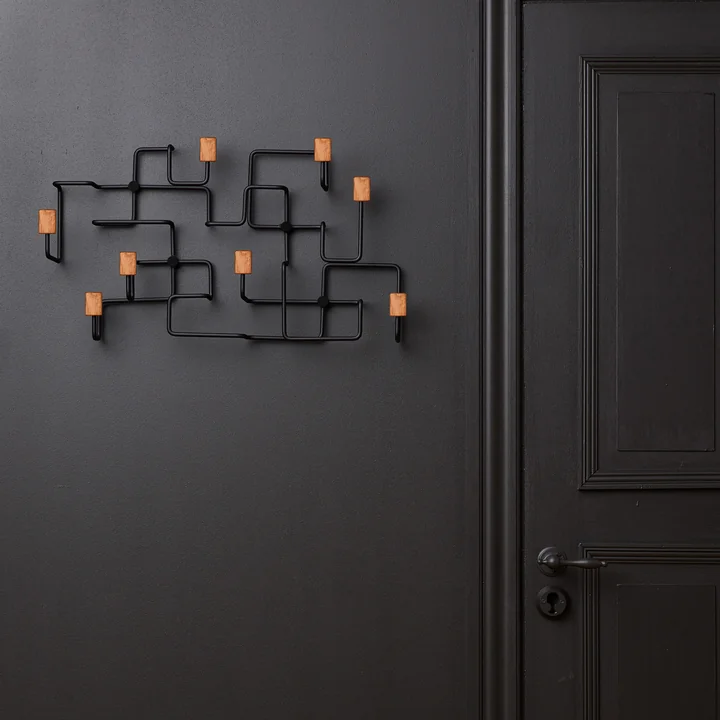 Ondergrondse wandkast in eiken/zwart van Gejst aan de wand 