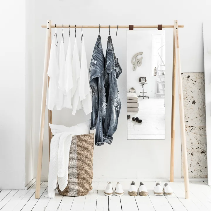 Hongi Kledingkast met spiegel in de natuur door Karup Design met kleding en mand