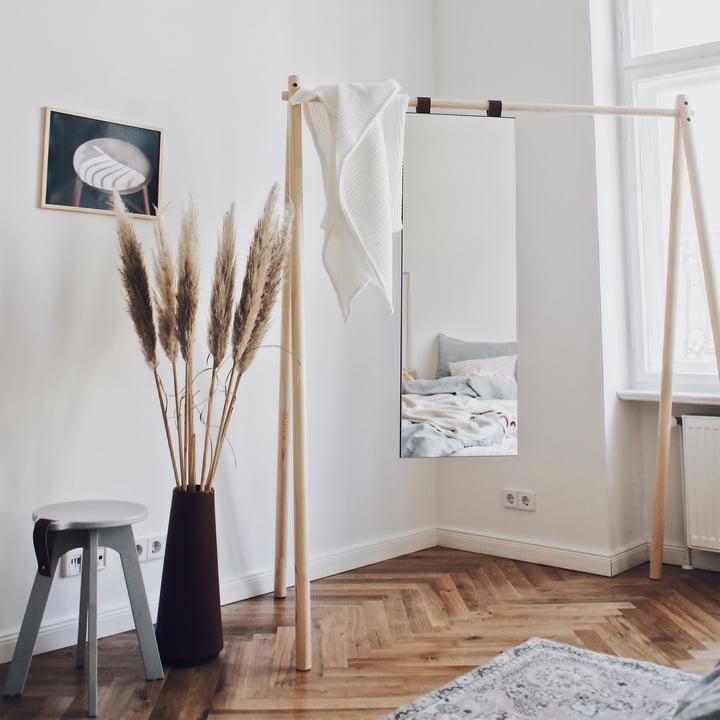 Hongi Kapstok met spiegel in de natuur van Karup Design opgesteld in de kamer