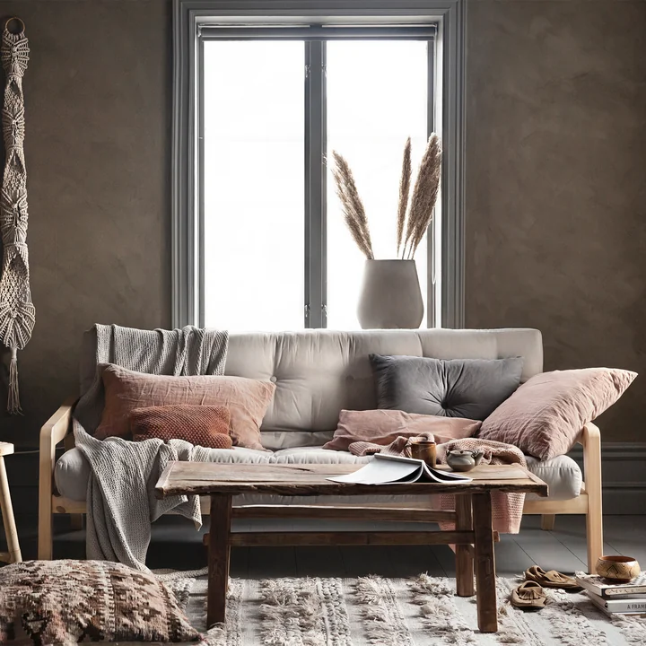 Grab Bank in natuur / beige (747) van Karup Design in de woonkamer