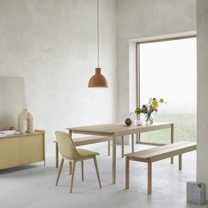 Linear Wood eettafel en bank met Unfold hanglamp en Enfold dressoir van Muuto