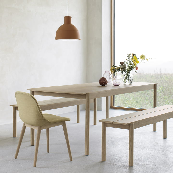 Lineair Houten eettafel en bankje, alsmede opvouwbare hanglamp van Muuto. 