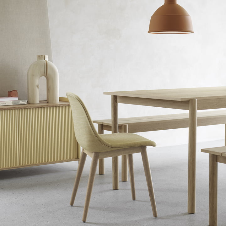 Lineair houten eettafel met bank en Enfold dressoir en Unfold hanglamp van Muuto