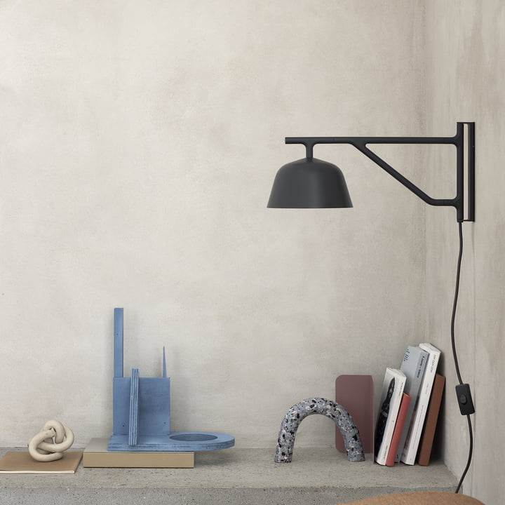 Ambit wandlamp van Muuto boven het schap 