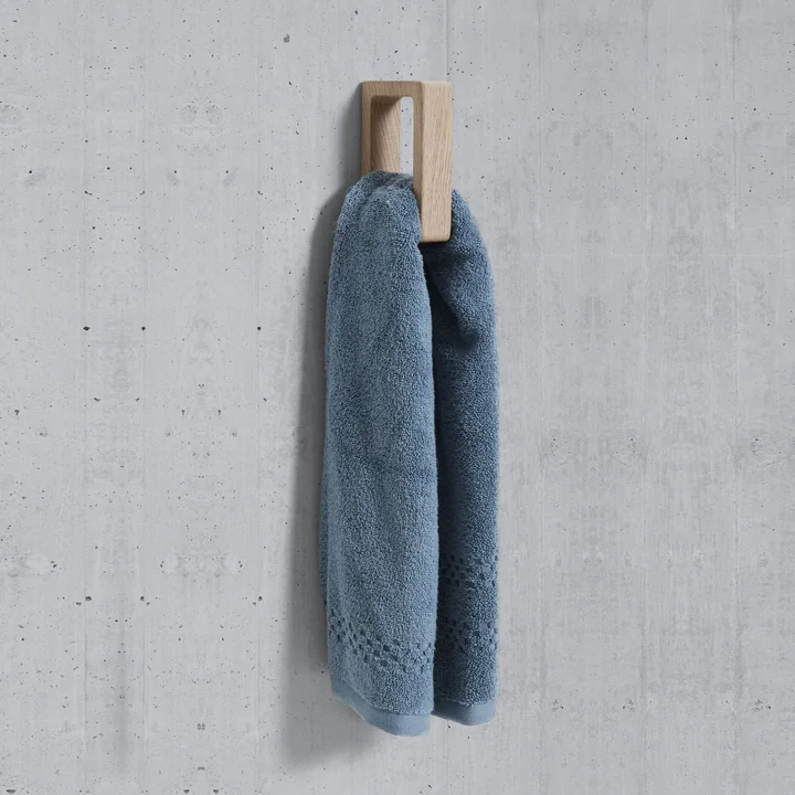 Grip handdoekhouder van Andersen Furniture gemaakt van eikenhout