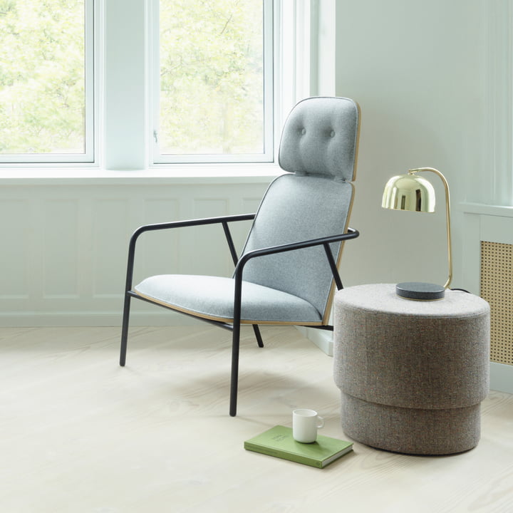 Silo Pouf van Normann Copenhagen naast de fauteuil