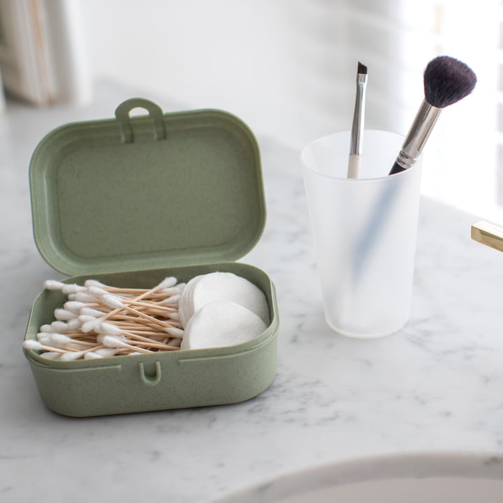 Pascal S Lunchbox in organic groen van Koziol met cosmetische artikelen