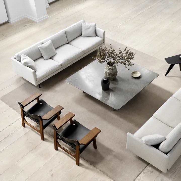 Spaanse stoel in eik gerookt en geolied / Leder zwart door Fredericia in een zithoek