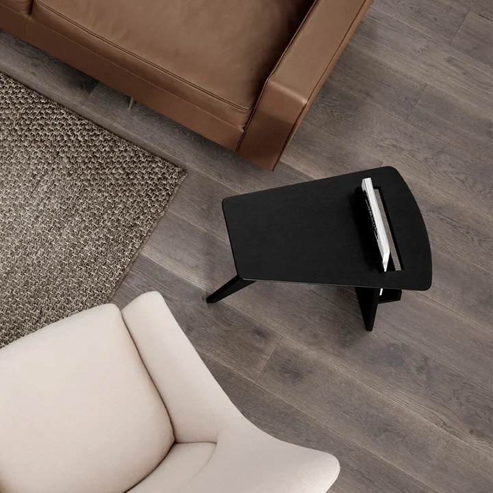 Risom magazine bijzettafel in eiken zwart gelakt door Fredericia naast bank en fauteuil