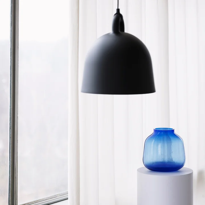 Step Vaas H 23 cm in blauw van Normann Copenhagen op een voetstuk