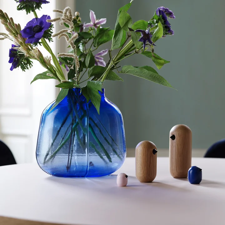 Step Vaas H 23 cm in blauw van Normann Copenhagen met boeket bloemen