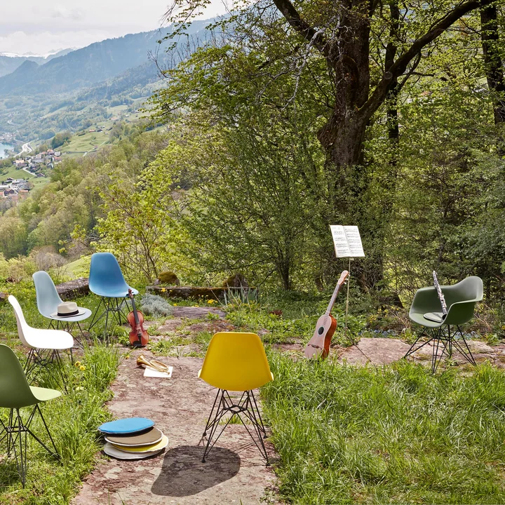 Eames Plastic Armchair DAR van Vitra