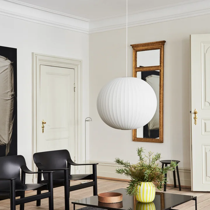 Nelson Ball Bubble hanglamp L, Ø 68 x H 5 9. 5 cm, door HAY boven de salontafel afgeslagen