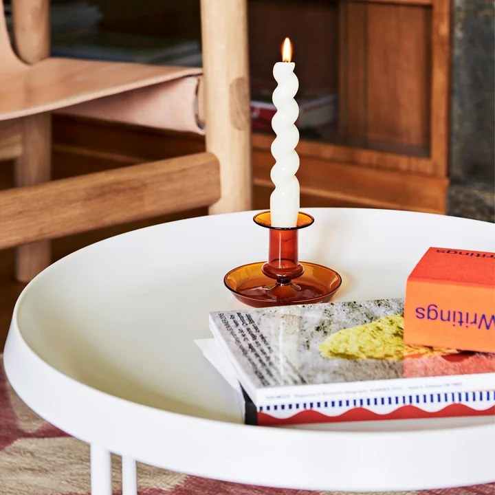 Flare Kandelaar van HAY op het bijzettafeltje