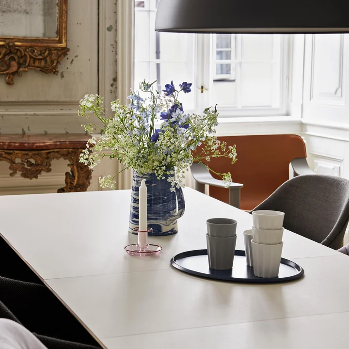 Flare Kandelaar van HAY op de tafel