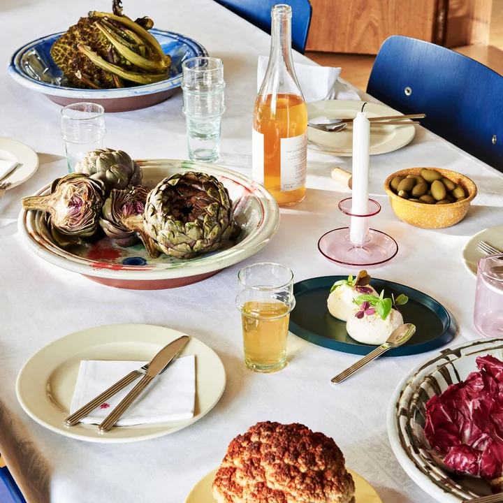 Flare Kandelaars van HAY op de gedekte tafel