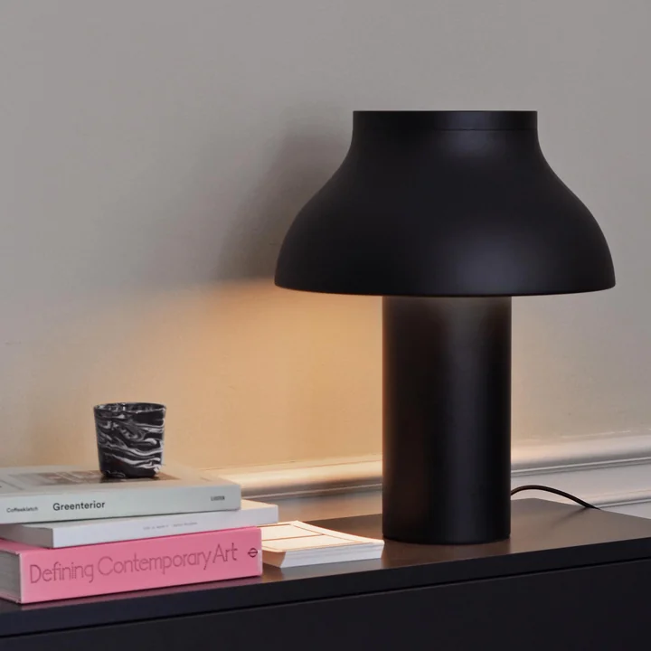 Gemarmerde beker, Ø 8 x H 7,5 cm in zwart en PC tafellamp van HAY.