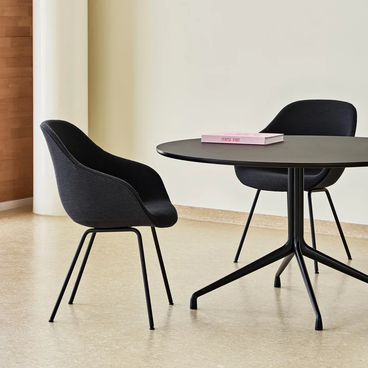 About A Chair AAC 127 van HAY aan de eettafel